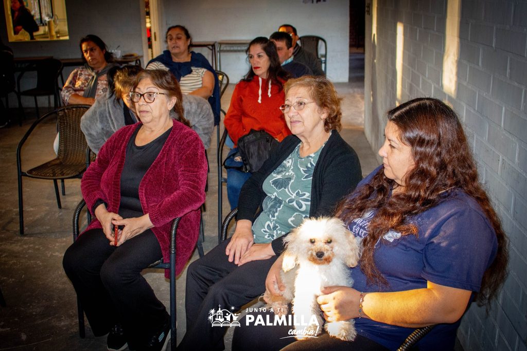 Autoridades y vecinos de Villa Nelson Cabrera se reúnen para abordar estado del camino de acceso ante llegada del invierno
