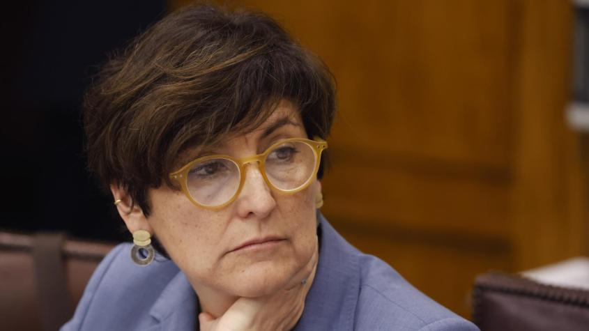 Contraloría abre sumario por eventual trato preferente a madre de exministra de Salud en Hospital del Salvador