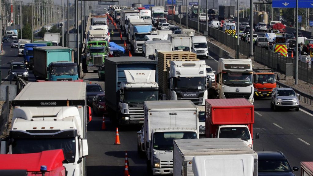Transportistas se reúnen con el Gobierno por alza de combustibles y no descartan movilizaciones